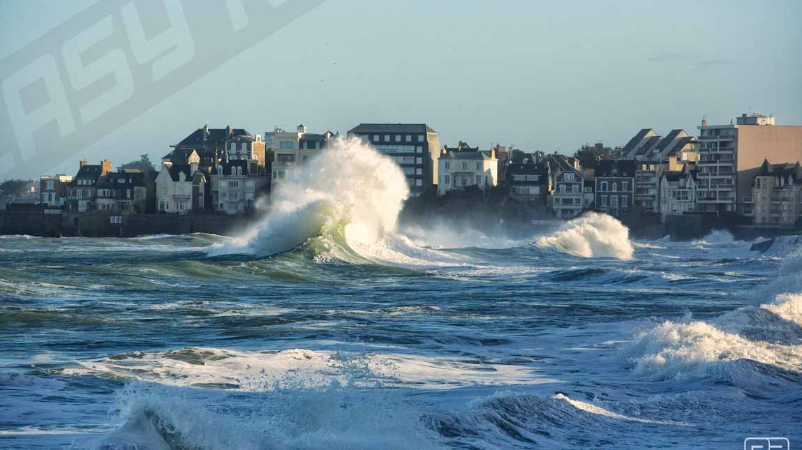 Photo de la Plage du sillon pendant les tempêtes Pétra-dirk-Qumaira et les grandes marées Février 2014